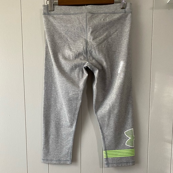 NWT Woman’s Under Armour fitted capri leggings. Size medium - Picture 3 of 5